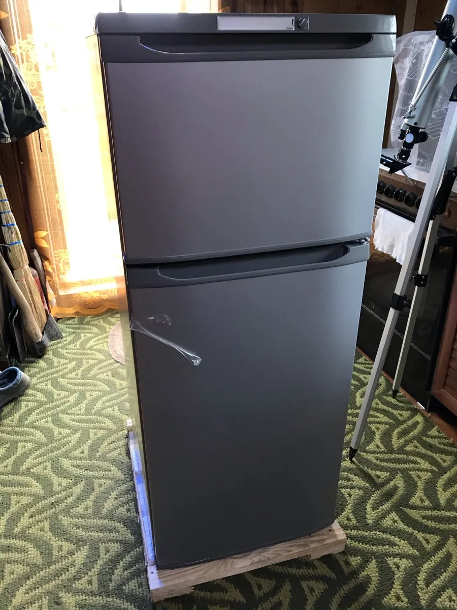 Холодильник Бирюса M122